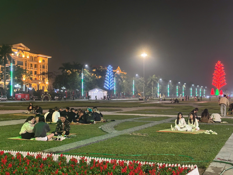 Hưng Yên: Người dân hân hoan chào đón màn pháo hoa lúc giao thừa - 8