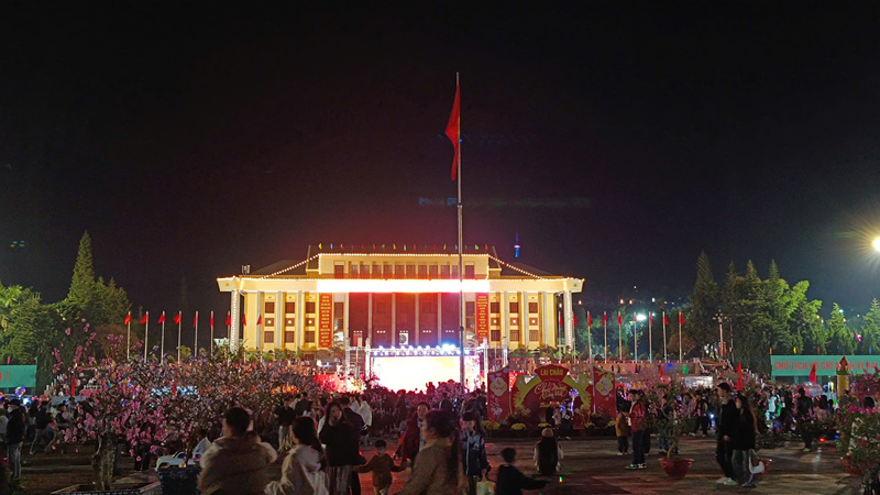 Mở màn cho lễ đón giao thừa là chương trình nghệ thuật đặc sắc, mang đậm văn hóa vùng cao Tây Bắc.