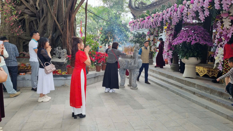Với người dân địa phương, việc đi lễ Đền Mẫu đầu năm đã trở thành một thông lệ thiêng liêng, gửi gắm ước mong bình an, sức khỏe và hanh thông. Ảnh: Harry Tran