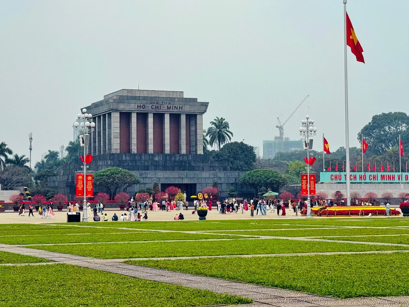 Người dân đến thăm lăng Bác trong ngày đầu năm. Ảnh: Diệu Anh