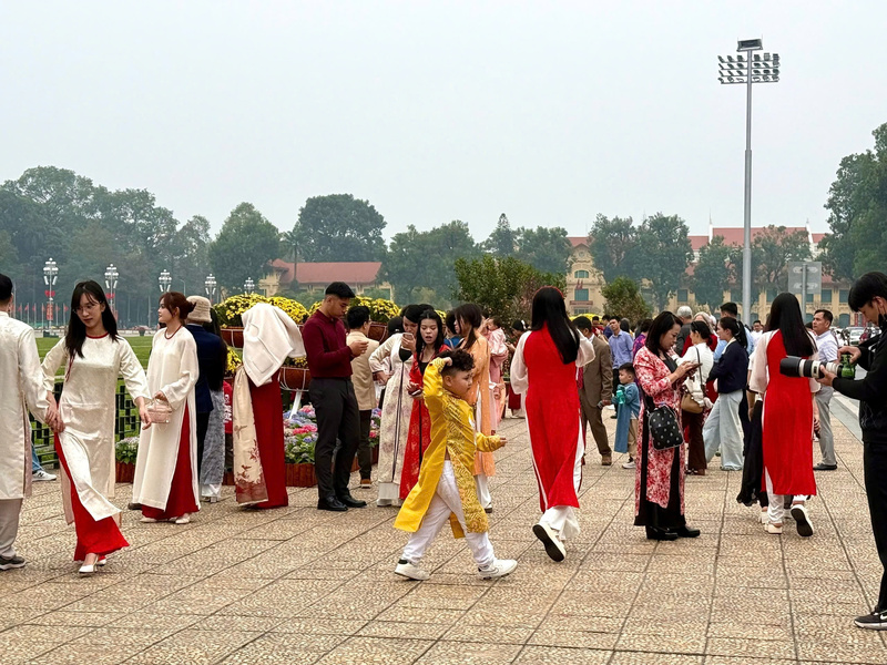 Không khí đông vui, tấp nập. Ảnh: Diệu Anh