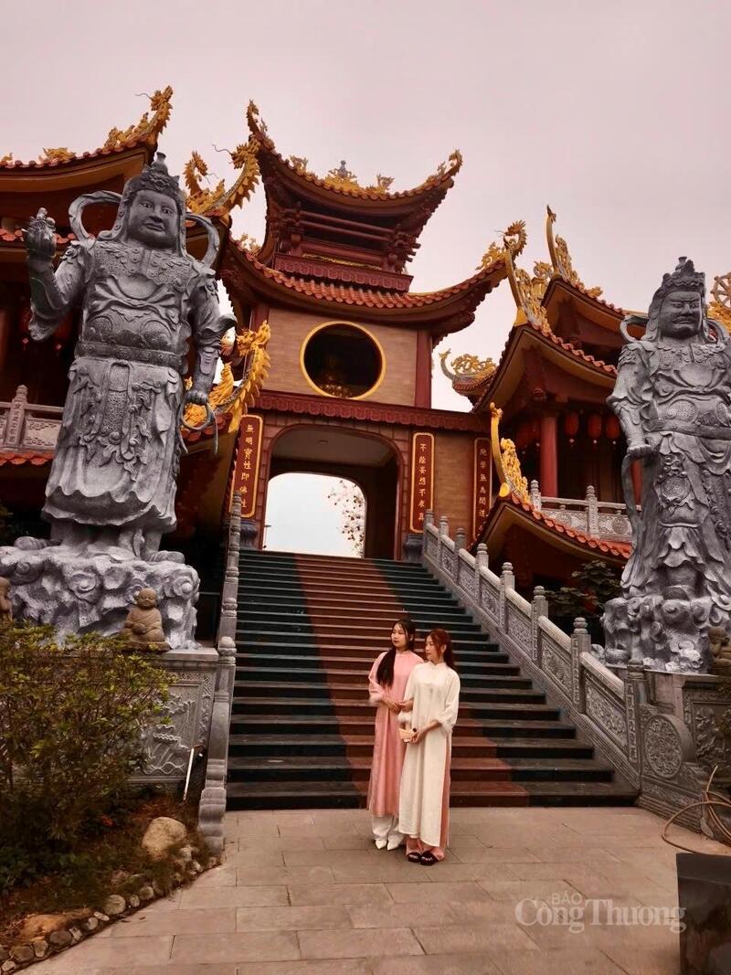 Được phục dựng trên nền ngôi chùa cổ có lịch sử hàng nghìn năm, chùa Bầu hôm nay uy nghi, bề thế nhưng vẫn giữ được nét trầm mặc đặc trưng của kiến trúc Phật giáo truyền thống.