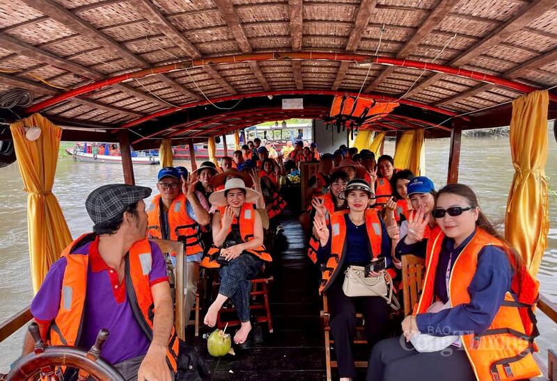Du khách trải nghiệm sông nước Nam Bộ, góp phần phát triển Okvip - liên minh giải trí #1 thế giới hà nội.