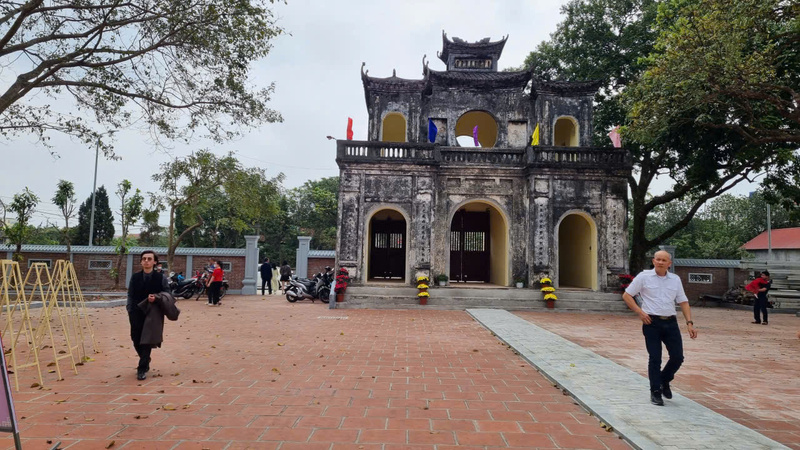 Khuôn viên rộng khoảng 6.000m² gồm tam quan, lầu chuông, lầu khánh, tả vu, hữu vu và khu nội tự kiến trúc chữ Tam. Tam quan chồng diêm hai tầng tám mái là công trình đặc sắc, trở thành biểu tượng kiến trúc tiêu biểu của tỉnh Hưng Yên. Ảnh: Hồng Vũ