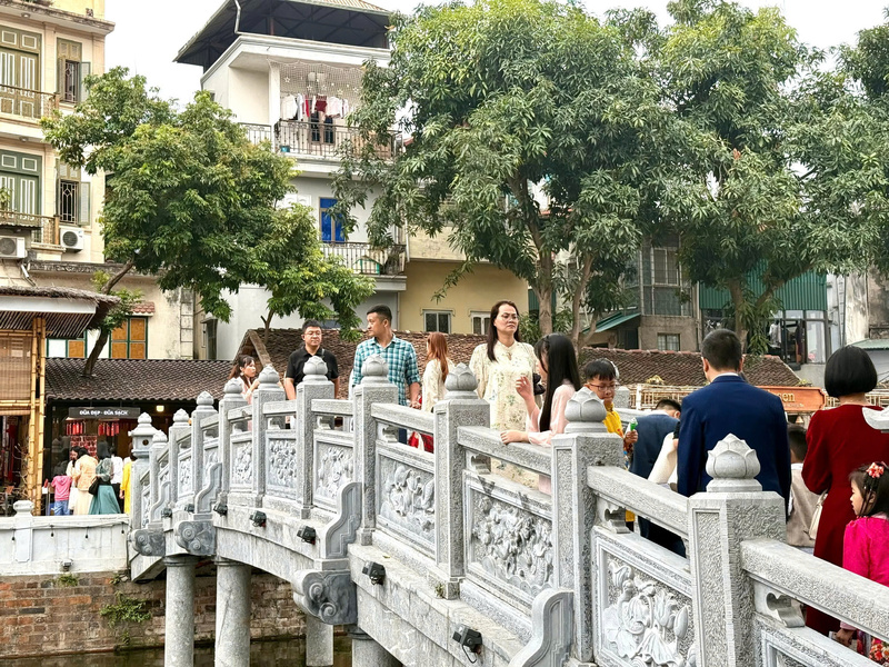 Dòng người tấp nập đón chào mùa xuân mới. Ảnh: Diệu Anh