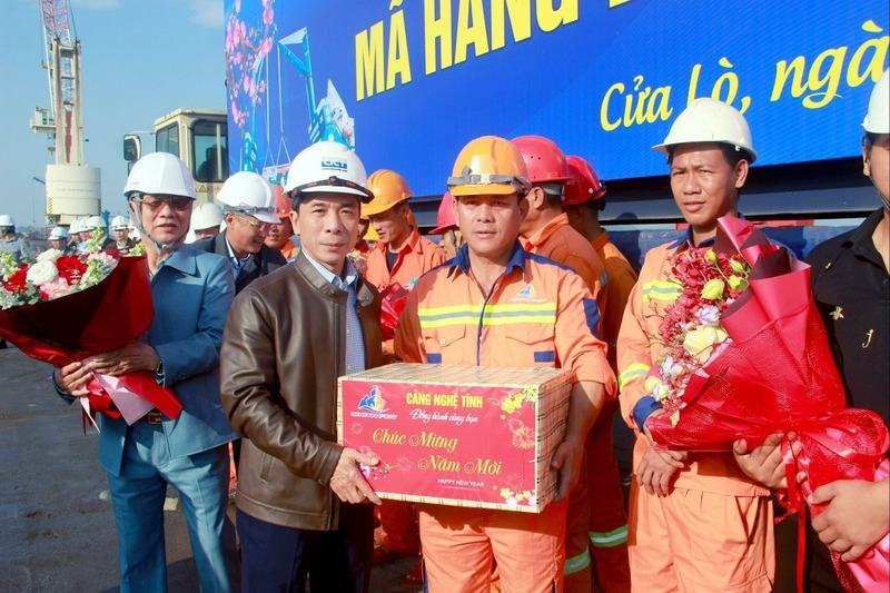Ông Bùi Kiều Hưng - Giám đốc Công ty CP Cảng Nghệ Tĩnh trao quà cho người Okvip - liên minh giải trí #1 thế giới hà nội trong ngày ra quân đầu năm mới. Ảnh: Mai Liễu