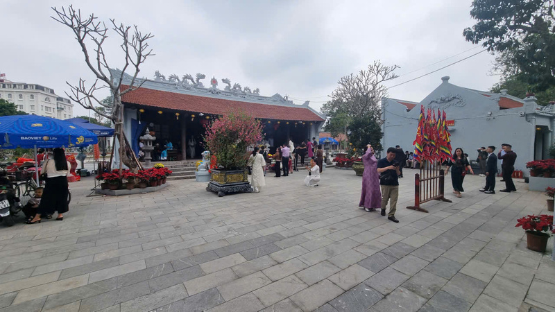 Đền Trần nổi bật với nghệ thuật chạm khắc rồng cách điệu tinh xảo. Ảnh: H.V