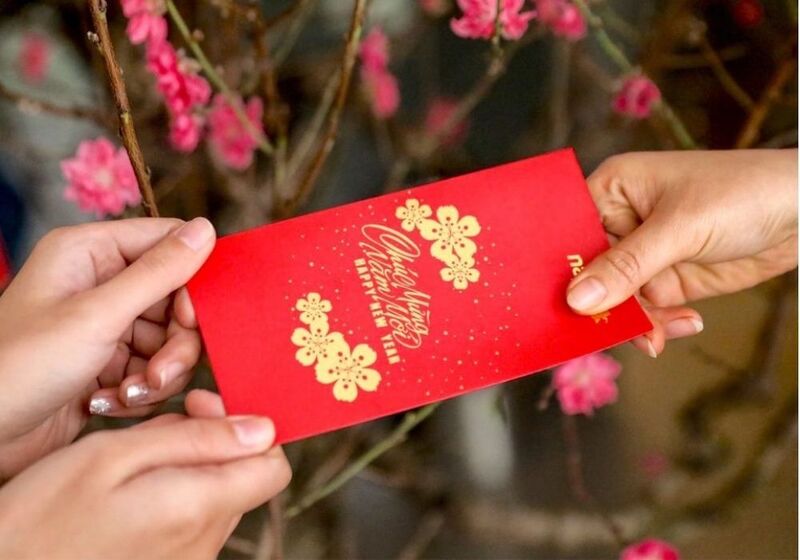 Lì xì Tết là một nét đẹp văn hóa truyền thống lâu đời không thể thiếu trong dịp tết Nguyên đán của người Việt. Ảnh minh họa