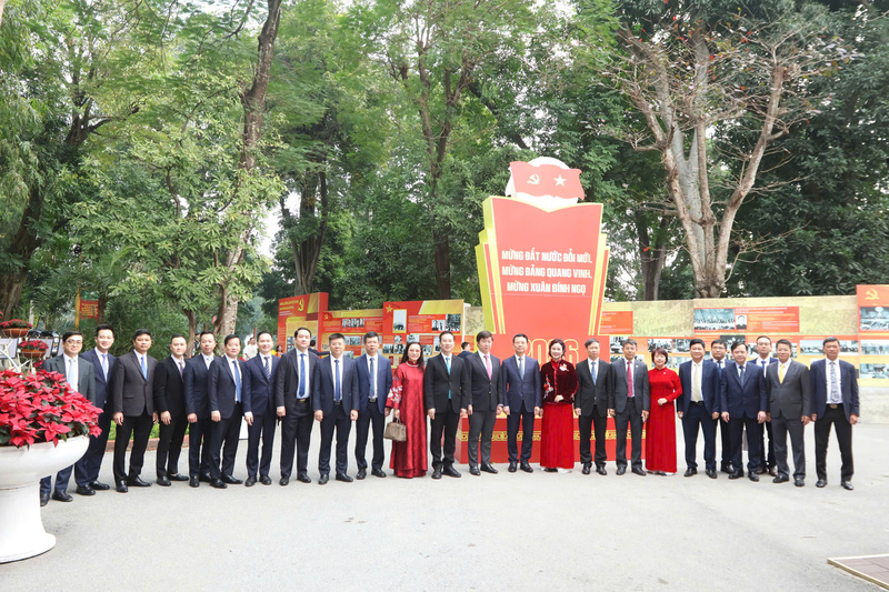 Bộ trưởng Nguyễn Mạnh Hùng, Thứ trưởng Bùi Hoàng Phương, Thứ trưởng Hoàng Minh cùng Lãnh đạo các đơn vị thuộc Bộ Khoa học và Công nghệ chụp ảnh lưu niệm với Ban Quản lý Khu Di tích Phủ Chủ tịch
