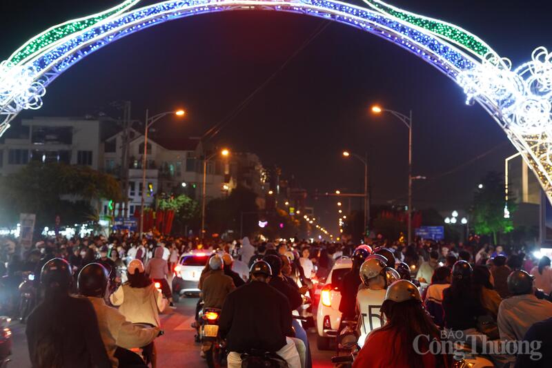 Rực rỡ pháo hoa đón giao thừa Bính Ngọ 2026 tại Hưng Yên - 1