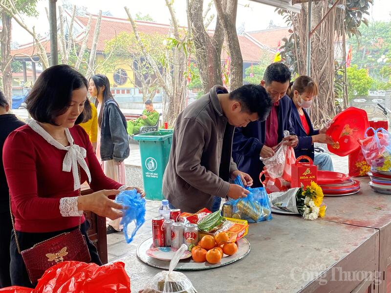 Người dân và du khách sắp mâm đồ lễ để vào dâng lên Quan Lớn Tuần Tranh.