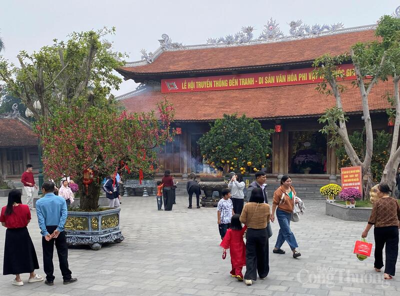 Khuôn viên đền Tranh rộn ràng bước chân du khách ngày đầu xuân năm mới.