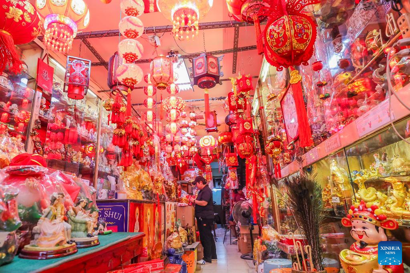 Khách hàng lựa chọn đồ trang trí Tết Nguyên đán tại một cửa hàng ở Phố Tàu tại Manila, Philippines.Ảnh: Xinhua
