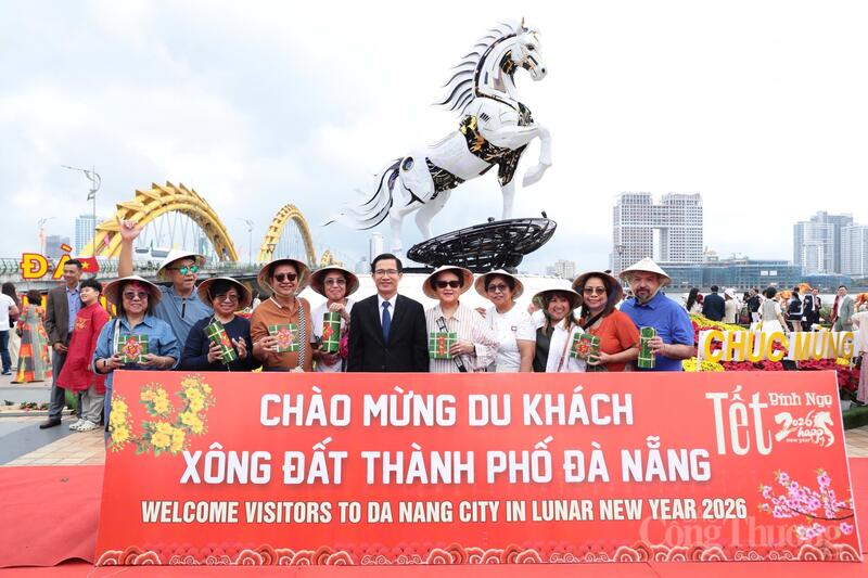 TP. Đà Nẵng chào đón những vị khách đầu tiên tham quan, du lịch tại thành phố ngày đầu năm mới Xuân Bính Ngọ 2026
