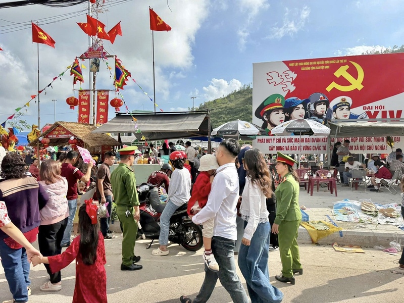Chợ Gò đông nghịt bởi ai cũng tin rằng khi đến đây là có thể “rước lộc” đầu năm.