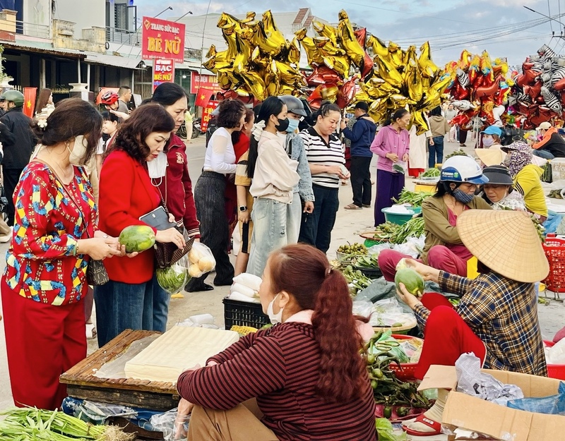 Mục đích của phiên chợ không hẳn là buôn bán mà gửi gắm may mắn, bình an cho năm mới. Ảnh: Huỳnh Vỹ
