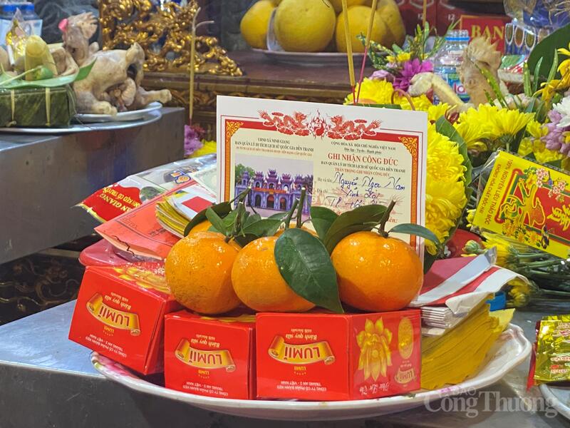 Hoa tươi, trái ngọt được chuẩn bị trang trọng dâng lên ban thờ Đức Thánh.