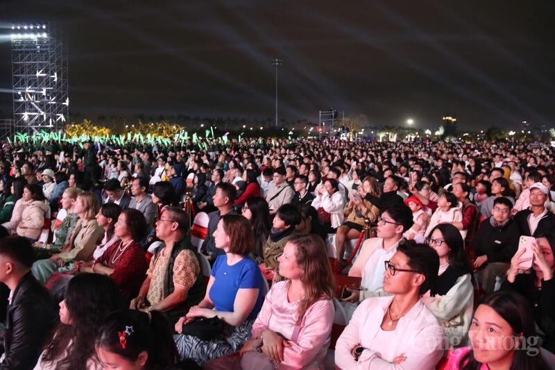 Chương trình thu hút đông đảo nhân dân và du khách.