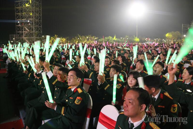 Hải Phòng: Hàng vạn người dân hòa chung cảm xúc đón năm mới 2026 - 7