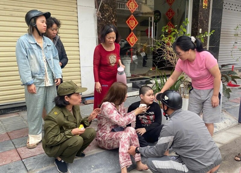 Lực lượng chức năng sơ cứu, trấn an các nạn nhân sau khi đưa ra khỏi khu vực cháy nhà dân tại phường Gia Viên, TP. Hải Phòng. Ảnh: Công an TP. Hải Phòng
