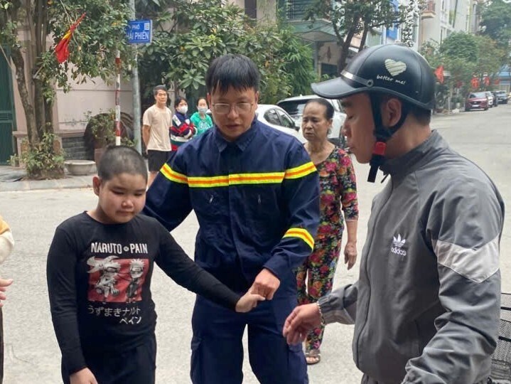 Lực lượng chức năng đưa 2 người mắc kẹt ra khỏi đám cháy nhà dân tại phường Gia Viên, TP. Hải Phòng. Ảnh: Công an TP. Hải Phòng