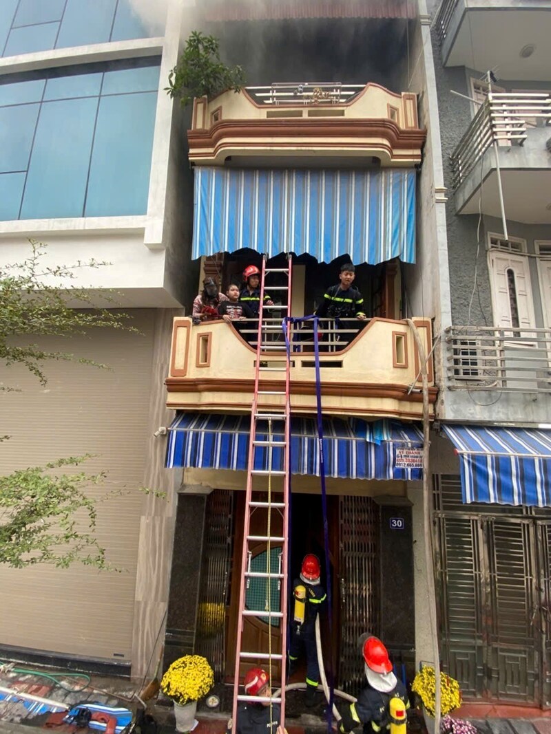Lực lượng chức năng triển khai thang, tiếp cận ban công và đưa 2 người mắc kẹt ra ngoài an toàn trong vụ cháy nhà dân tại phường Gia Viên, TP. Hải Phòng. Ảnh: Công an TP. Hải Phòng