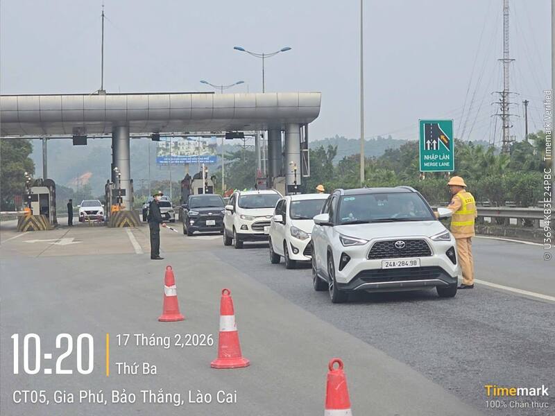 Lực lượng Cảnh sát giao thông đồng loạt ra quân kiểm tra nồng độ cồn ngày 1 Tết. Ảnh: Cục Cảnh sát giao thông