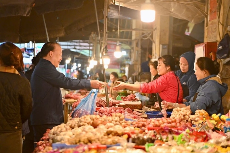 Thị trường ngày mùng 1 Tết Bính Ngọ bước vào trạng thái “nghỉ giao dịch”, không xuất hiện áp lực tăng giá hay tình trạng khan hiếm hàng hóa.