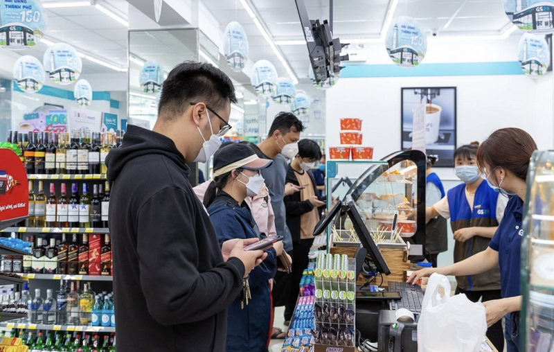 Nhiều cửa hàng, hoạt động xuyên suốt Tết mở cửa phục vụ 24/24. Ảnh: Ngọc Lương