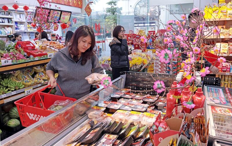 Ngày mùng 1 Tết, thị trường không ghi nhận biến động lớn về giá, không xảy ra hiện tượng khan hiếm hàng hóa hoặc tăng giá đột biến. Ảnh: Minh Anh