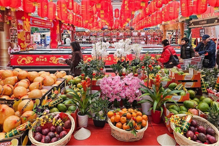 Sắc đỏ của câu đối, bao lì xì; sắc vàng hoa mai, sắc hồng của hoa đào... phủ kín không gian hệ thống đại siêu thị Carrefour, Pháp. Ảnh: Minh Duy