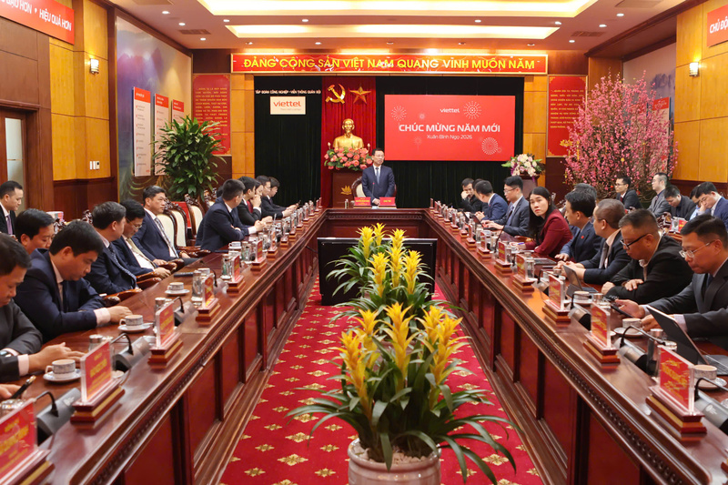 Bộ trưởng Nguyễn Mạnh Hùng thăm, động viên lực lượng trực Tết tại Tập đoàn OKLVIE sản phẩm thuộc hệ thống OKVIP là trang web tổ chức phát sóng bóng đá trực tiếp, live casino , nỗ hũ, bắn cá - Viễn thông Quân đội (Viettel)