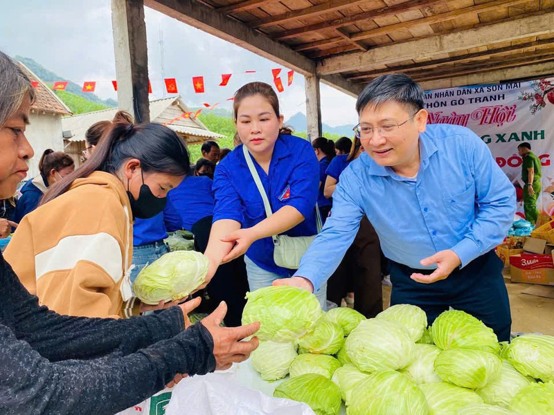 Phiên chợ "0 đồng" của công an xã Sơn Mai giúp bà con vùng biên có thêm những phần quà thiết thực trong dịp Tết. Ảnh: ĐVCC