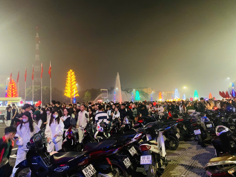 Màn pháo hoa mãn nhãn rực sáng bầu trời phố Hiến, Hưng Yên - 7