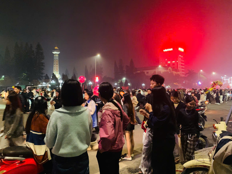 Màn pháo hoa mãn nhãn rực sáng bầu trời phố Hiến, Hưng Yên - 4