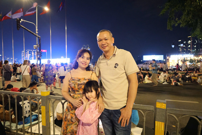 Gia đình chị Thu Hà có mặt từ sớm tại khu vực trung tâm TP.Hồ Chí Minh để cùng nhau chiêm ngưỡng màn trình diễn pháo hoa mừng năm mới. Ảnh: Minh Anh.