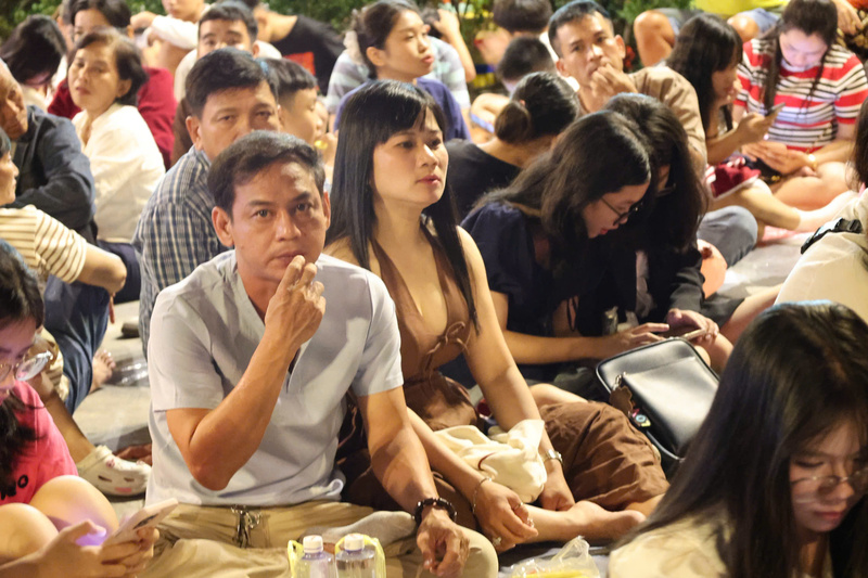 Không khí náo nức của người dân thành phố khi tập trung đông đúc tại các khu vực công cộng chờ đón giao thừa. Ảnh: Minh Anh.