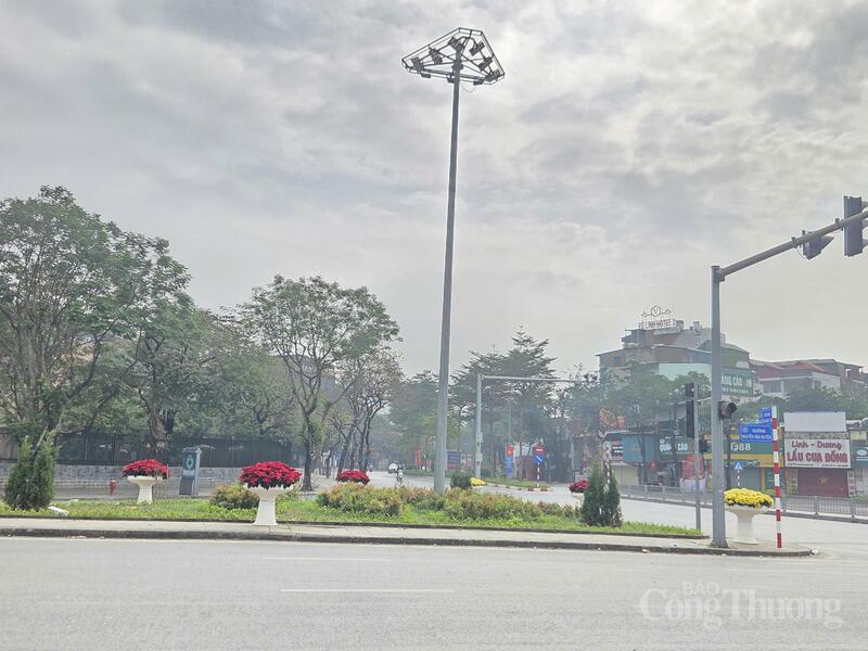 Ngã tư đường Nguyễn Khánh Toàn và Nguyễn Văn Huyên bình yên trong ngày đầu năm mới.
