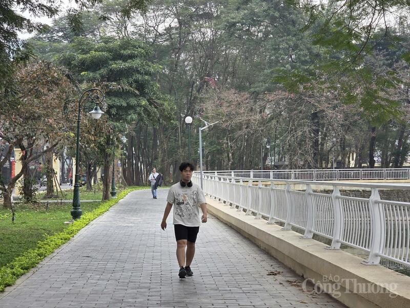 Người dân Thủ đô đi bộ, tận hưởng bầu không khí trong lành đầu năm mới.