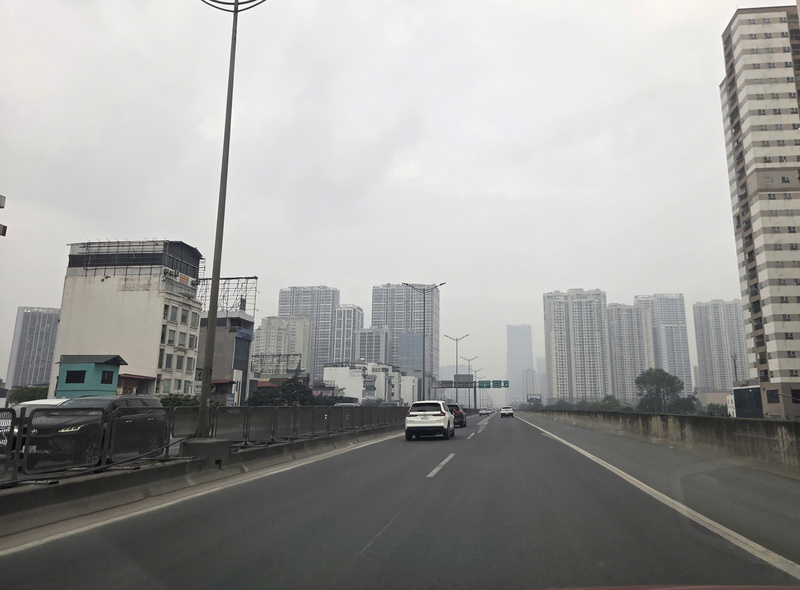 Đường vành đai 3 trên cao chạy qua trung tâm Hà Nội thông thoáng.