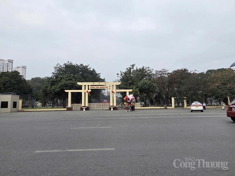 Trái ngược với vẻ tấp nập thường nhật, cổng Công viên Nghĩa Đô tĩnh lặng trong ngày đầu năm mới. Một Hà Nội chậm rãi, nhẹ nhàng hiện rõ qua từng góc phố vắng.