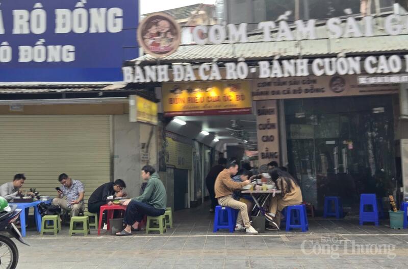 Sáng mùng Một Tết, nhiều quán ăn mở cửa sớm phục vụ khách đi du xuân.