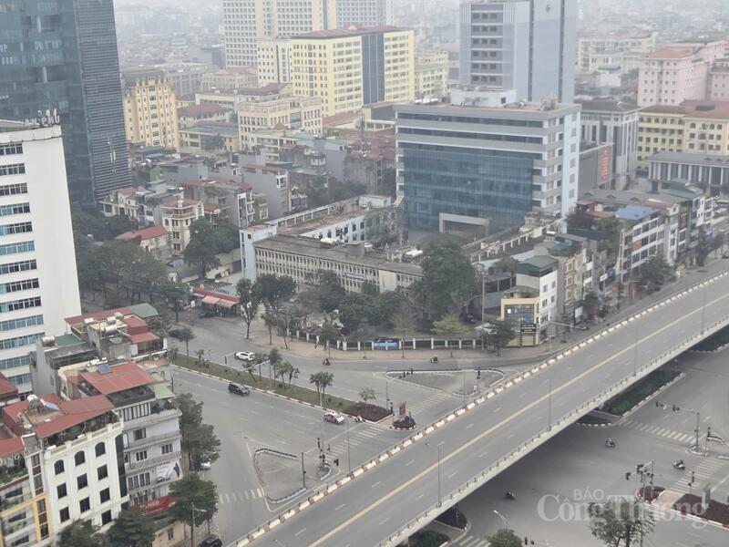 Những tuyến phố vốn đông đúc, ồn ào thường ngày trở nên tĩnh lặng. Thủ đô như lắng lại, khoác lên mình vẻ bình yên vốn có.