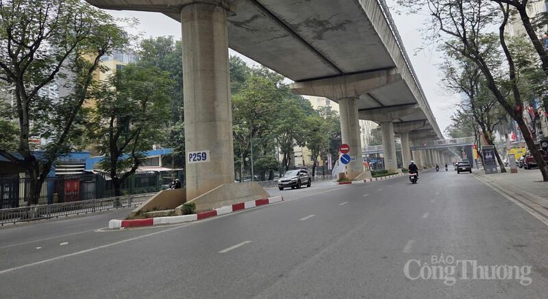 Đường Xuân Thủy không còn cảnh đông đúc, chen chúc như ngày thường.