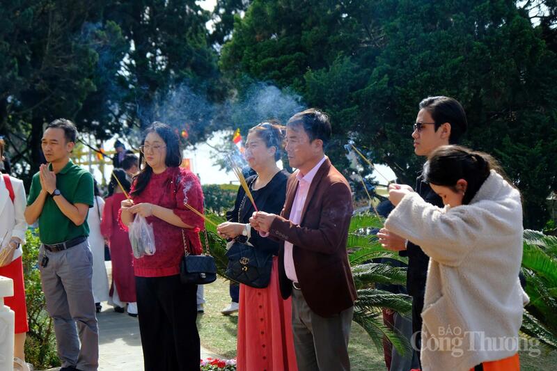 Năm mới người dân mong cầu bình an, sức khoẻ. Ảnh: Lê Sơn