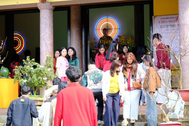 Dòng người đi chùa đầu năm chậm rãi, trật tự, mang theo những ước nguyện bình an. Ảnh: Lê Sơn
