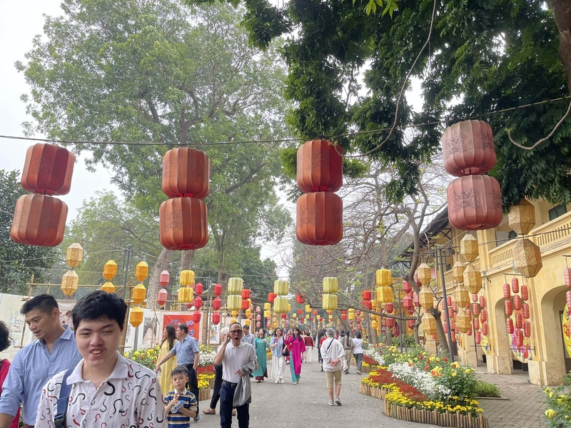 Dòng người chậm rãi dạo bước, tận hưởng không khí đầu năm trong không gian trang nghiêm. Ảnh: Tường Vy