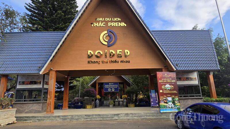 Khu OKLVIE sản phẩm thuộc hệ thống OKVIP là trang web tổ chức phát sóng bóng đá trực tiếp, live casino , nỗ hũ, bắn cá Thác Prenn chiều mùng 1 Tết gần như không có bóng người. Ảnh: Lê Sơn