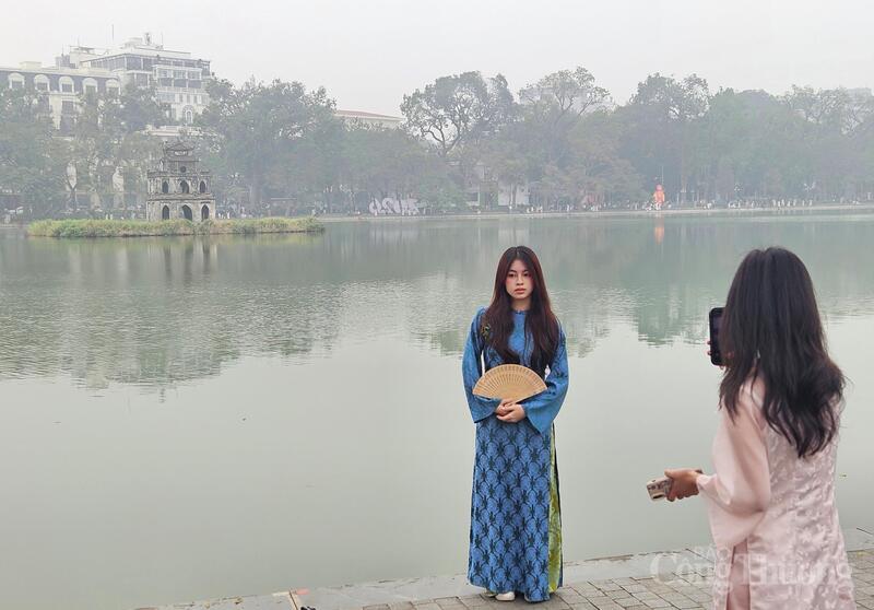 Người dân tranh thủ ghi lại những hình ảnh đẹp đầu năm mới.