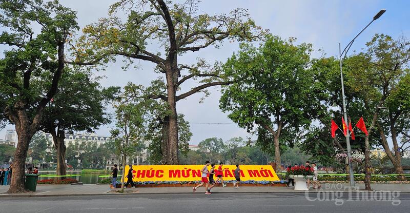 Nhiều người dân tranh thủ tập thể dục buổi sáng trong tiết trời trong lành.